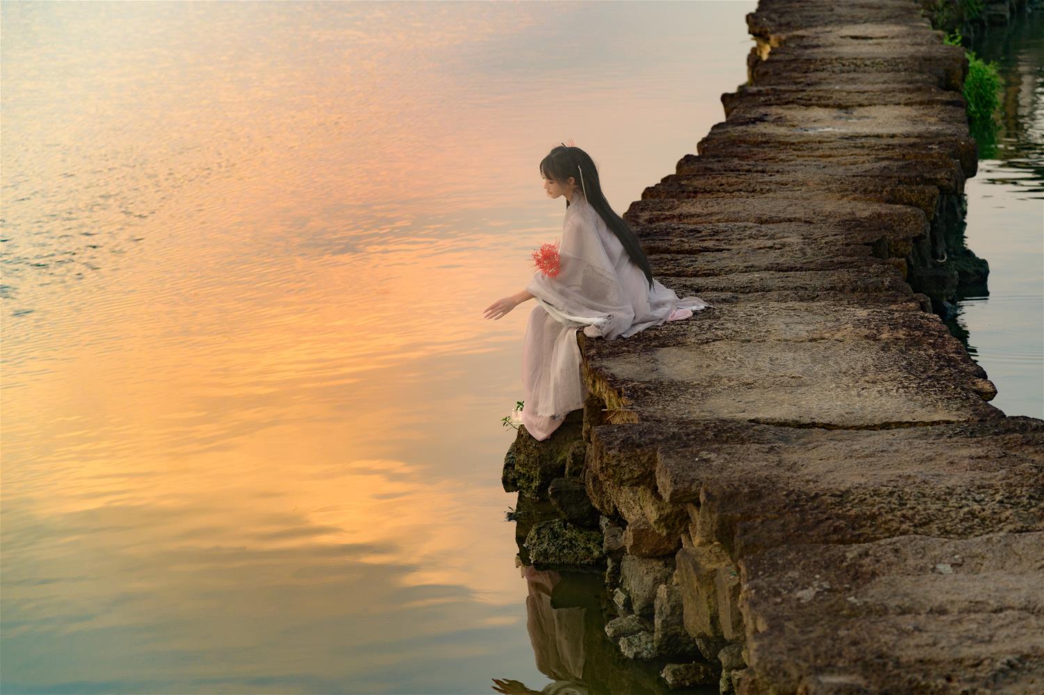 兔子zzz 暮空照水 [31P-335MB]