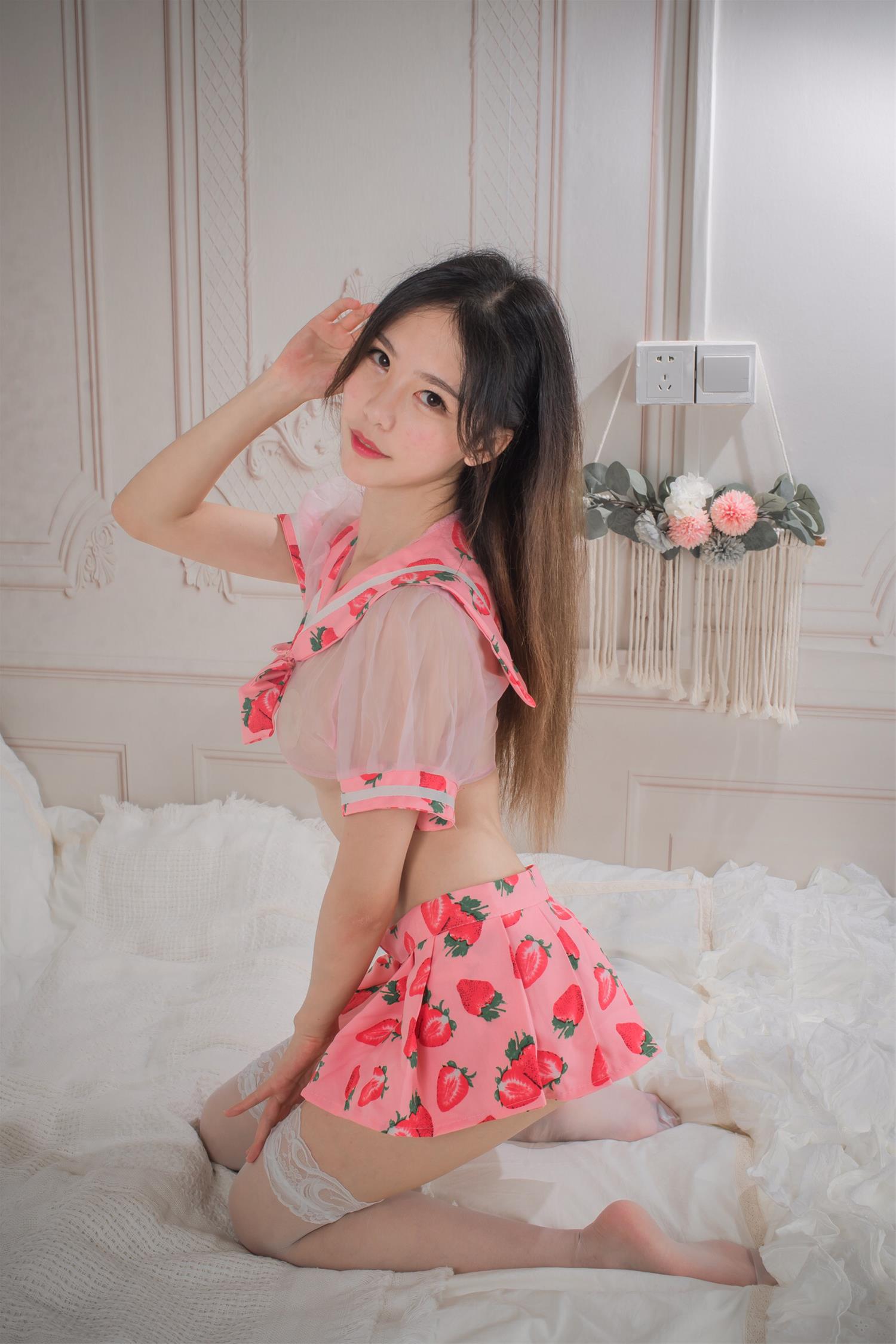 抖娘-利世 草莓JK [52P-320MB]