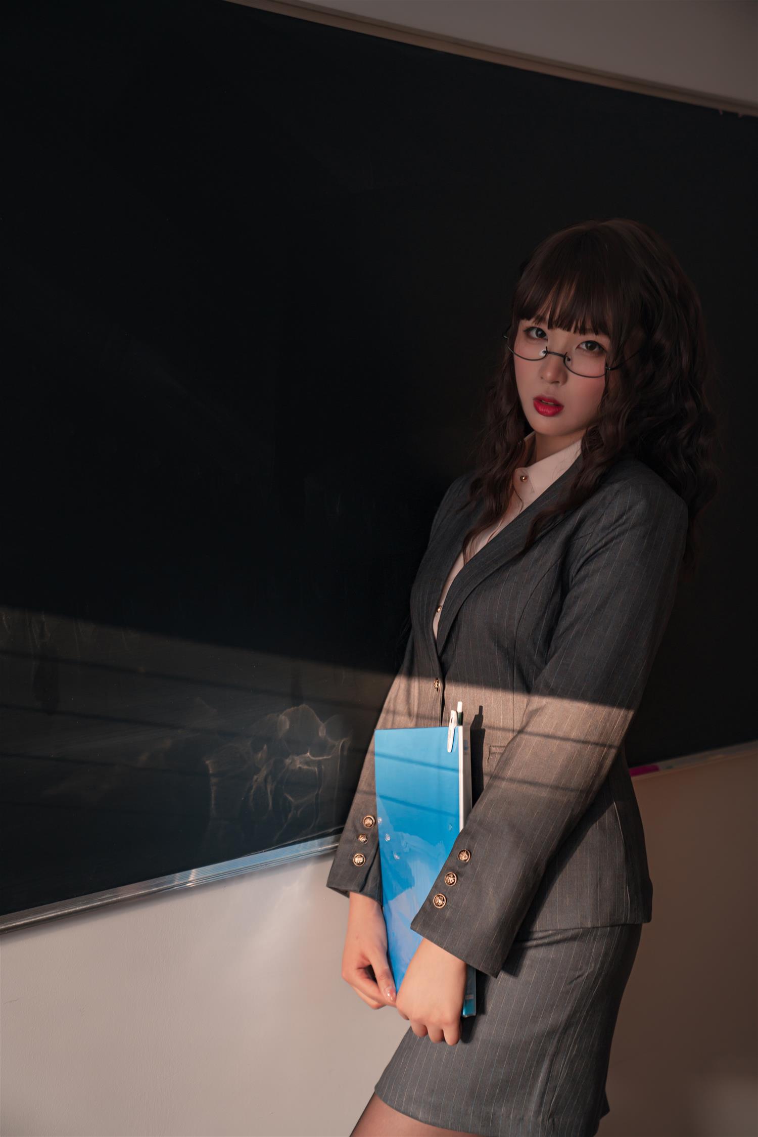 轩萧学姐 教鞭 [45P1V-267MB]