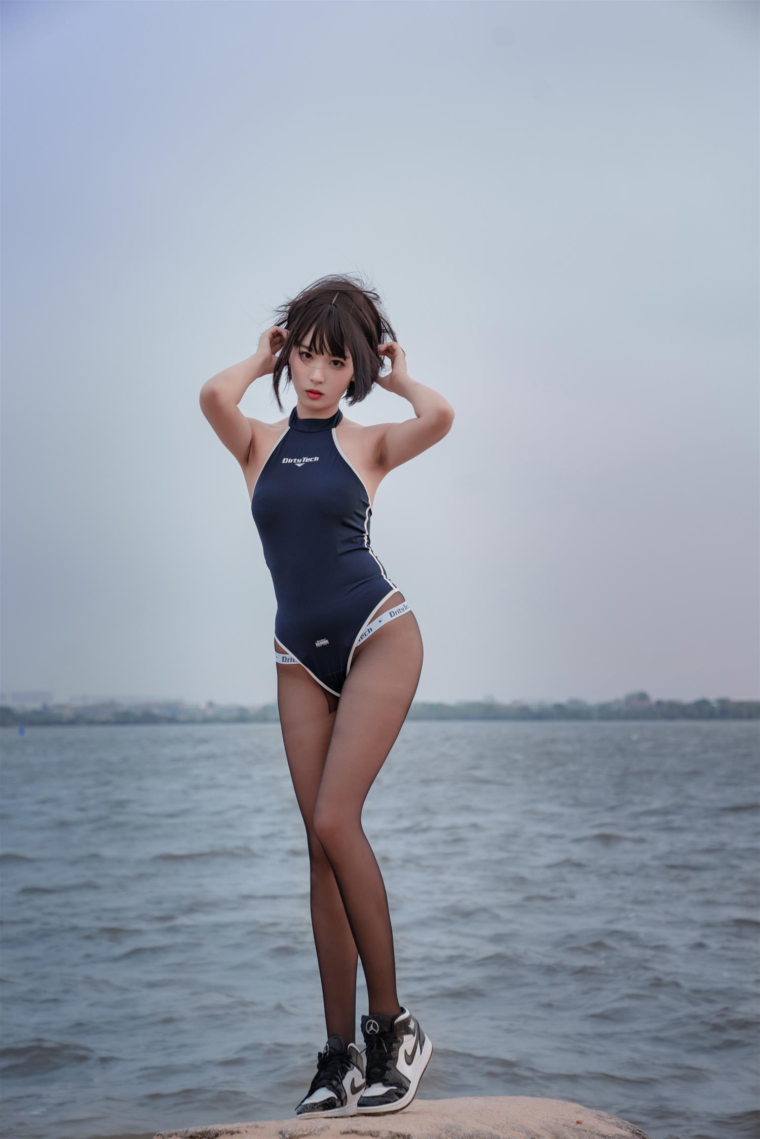 轩萧学姐 沙滩竞泳 [45P-68MB]