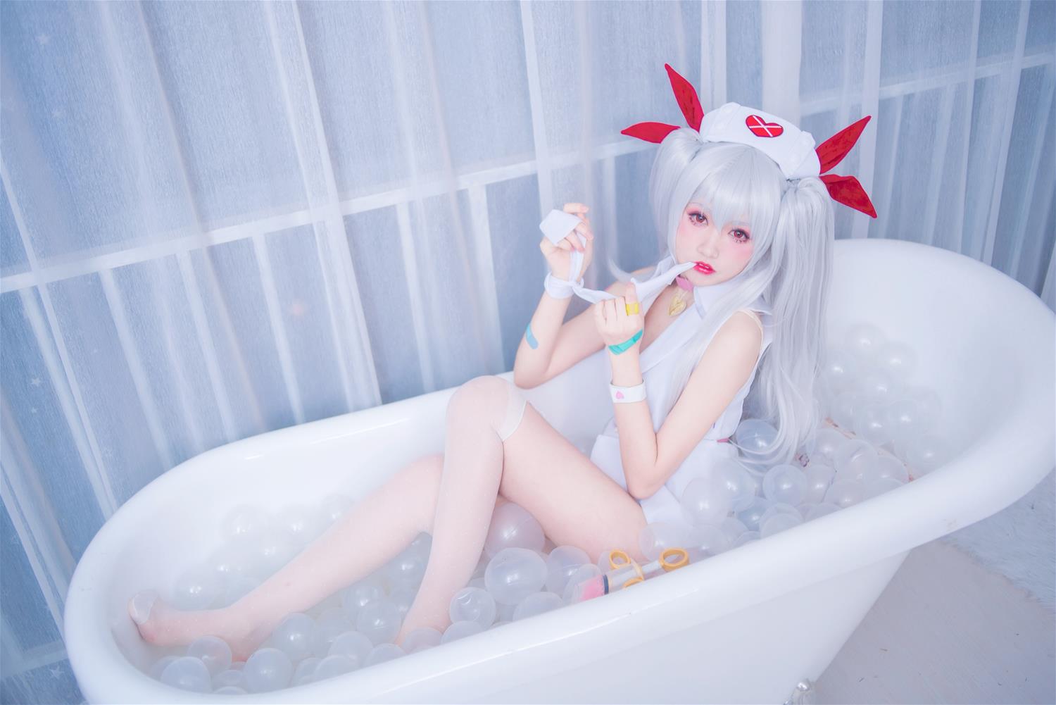 Coser衣衣 吸血鬼 护士服 [10P-35MB]