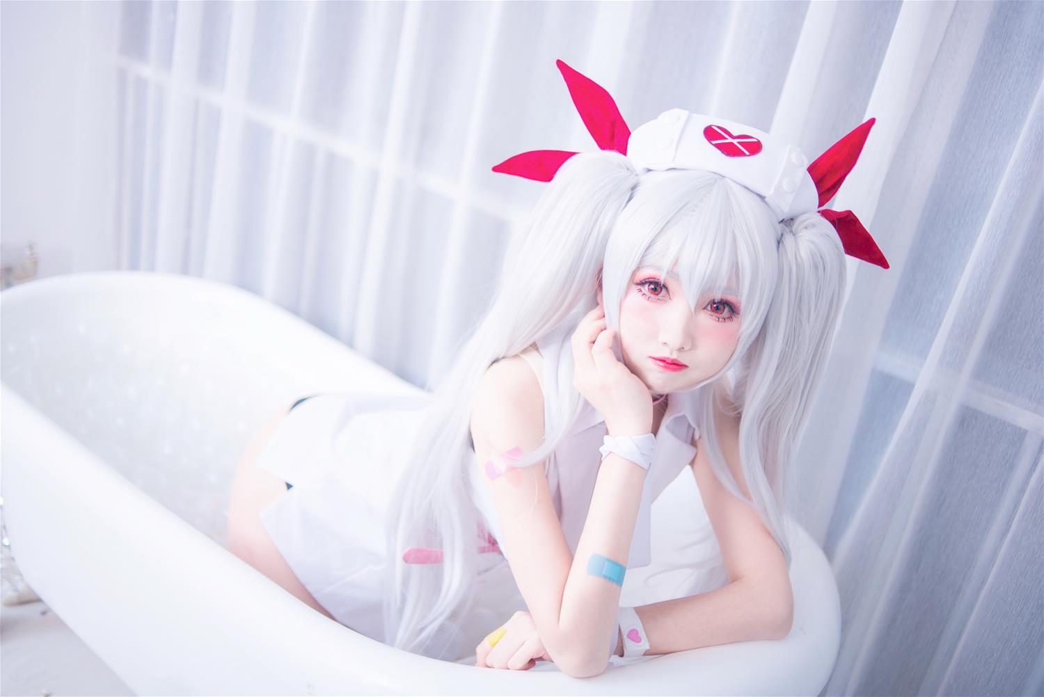 Coser衣衣 吸血鬼 护士服 [10P-35MB]