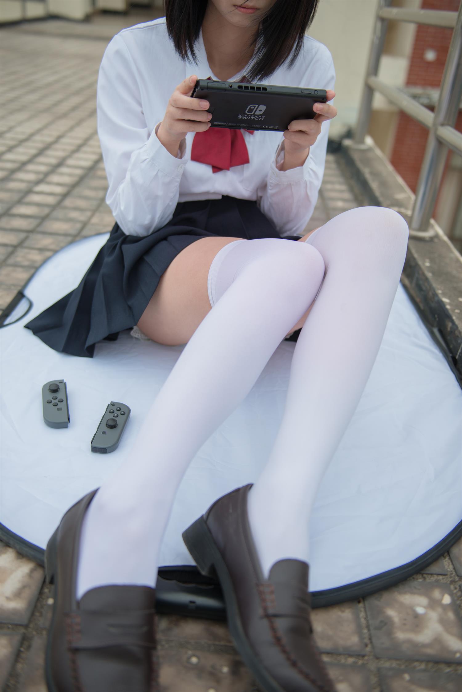 少女秩序 VOL.013 天台上的过膝袜少女 [44P-422MB]