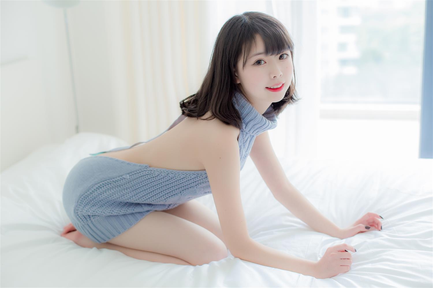 向小圆 露背毛衣 [12P-71MB]