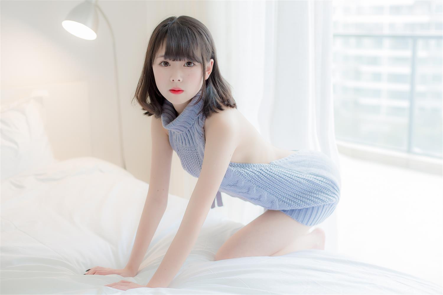 向小圆 露背毛衣 [12P-71MB]