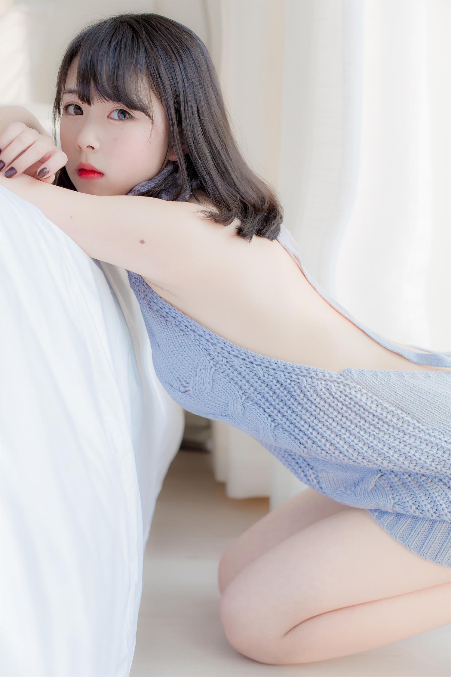 向小圆 露背毛衣 [12P-71MB]