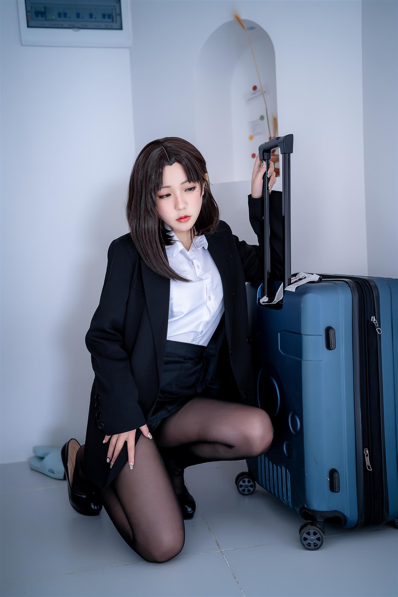 蓝小沂KiKi OL黑丝 [42P-731MB]