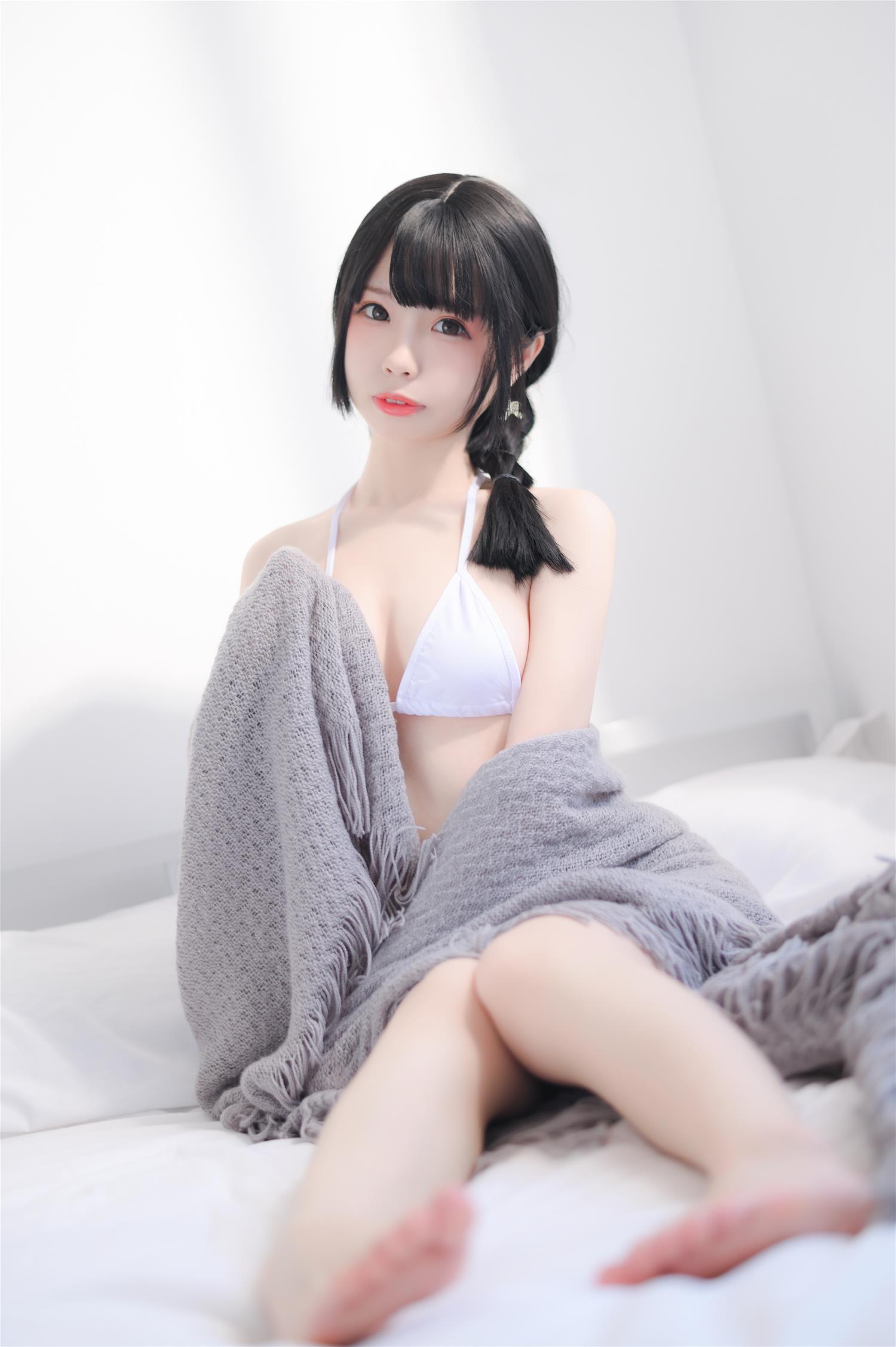 十万珍吱伏特 泳装 [31P-215MB]