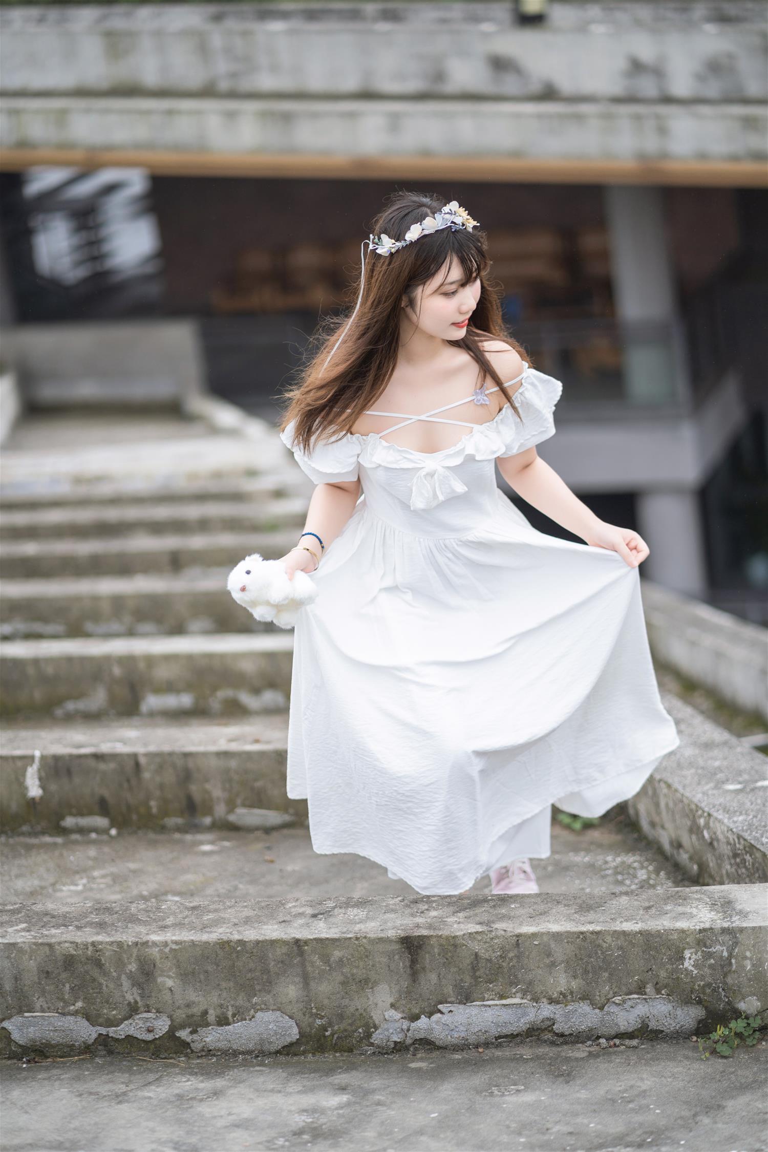 镜酱 私奔 连衣裙 [12P-130MB]