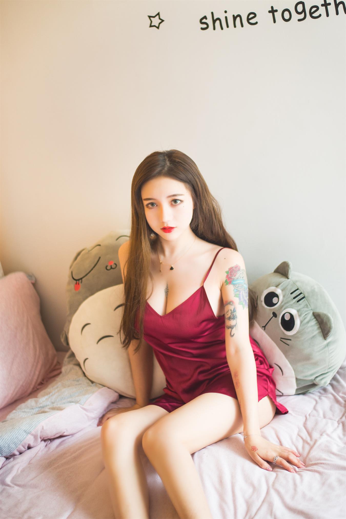 洛丽塔大哥 吊带睡衣 [14P-40MB]