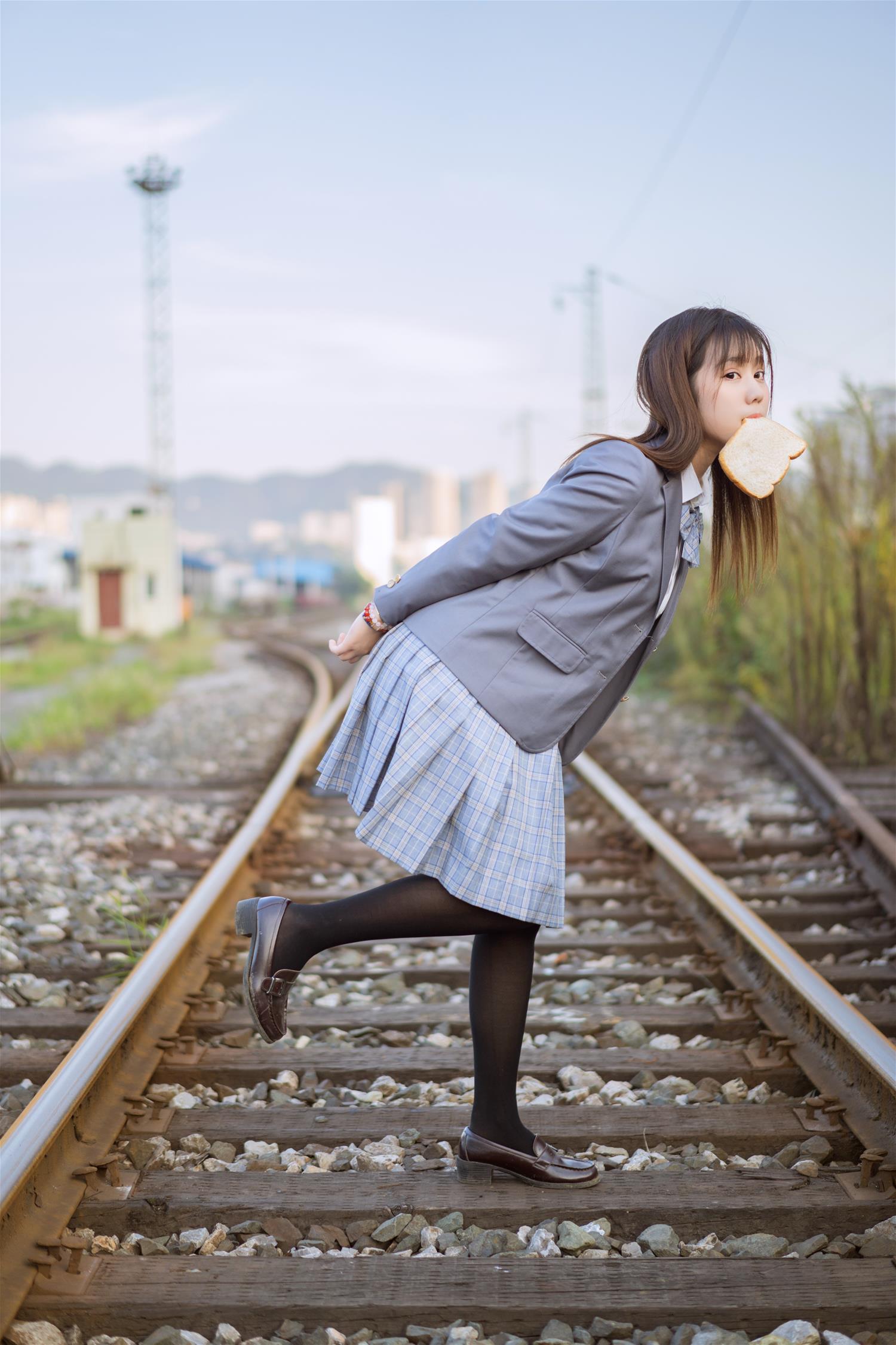 镜酱 私奔 制服 [30P-375MB]