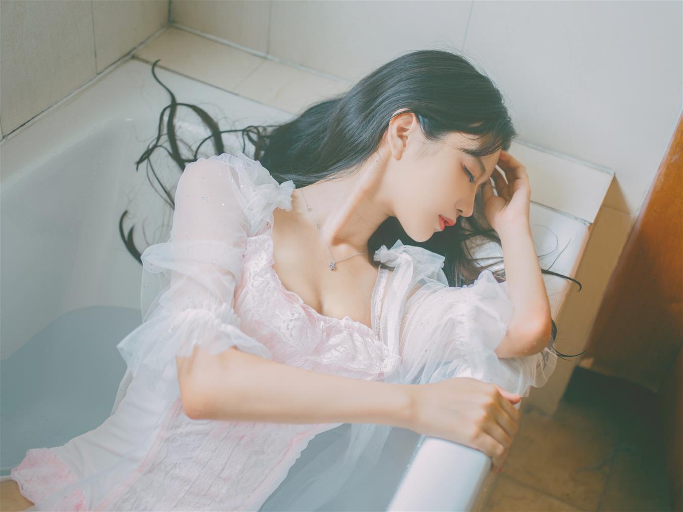 Shika小鹿鹿 浴池 [9P-34MB]