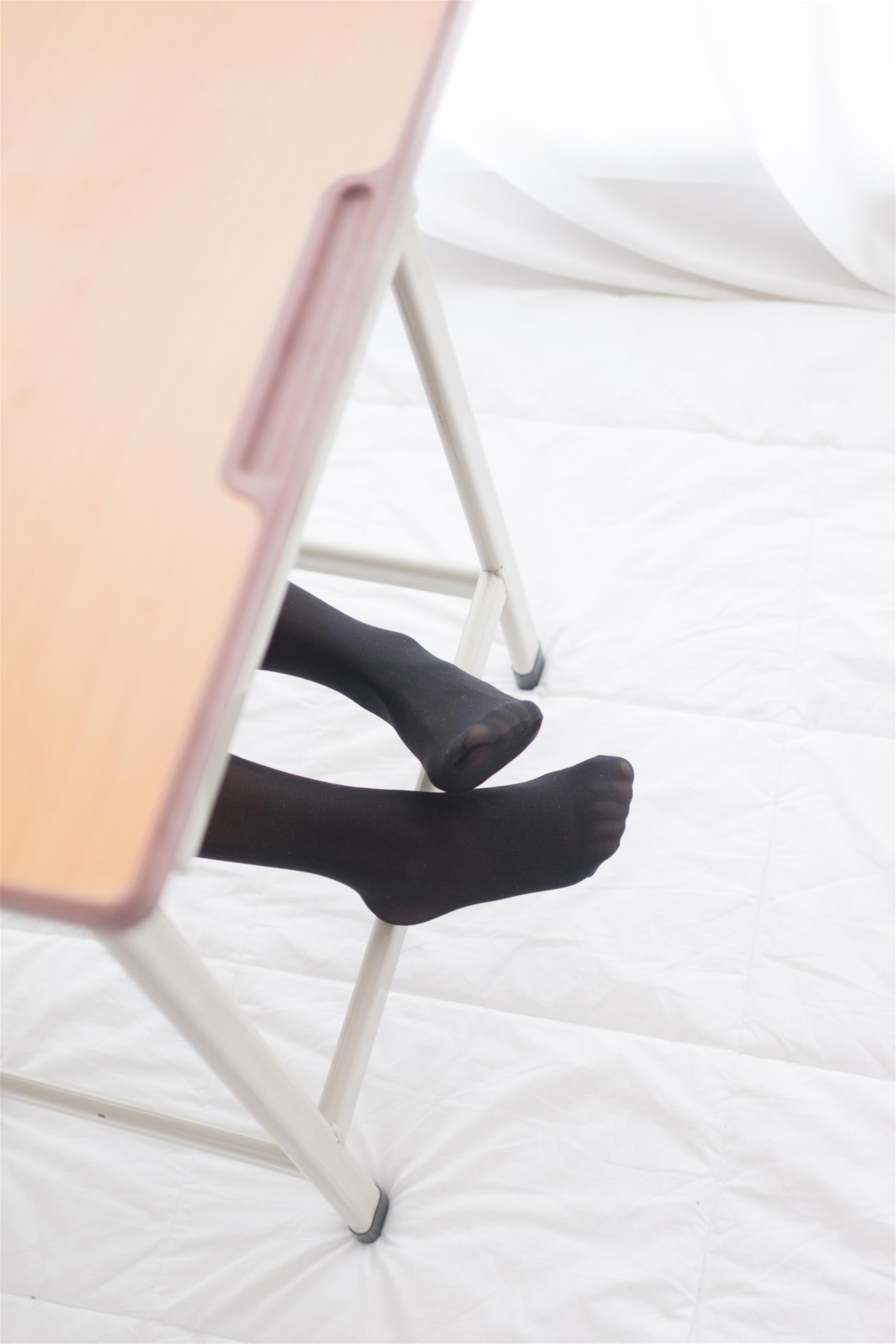 喵写真 VOL.006 课桌上秀黑丝美腿 [67P-361MB]