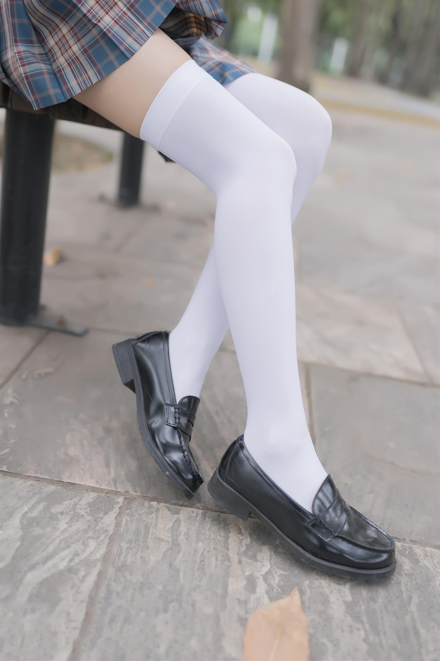 风之领域 NO.261 路边的椅子上 [37P-71MB]