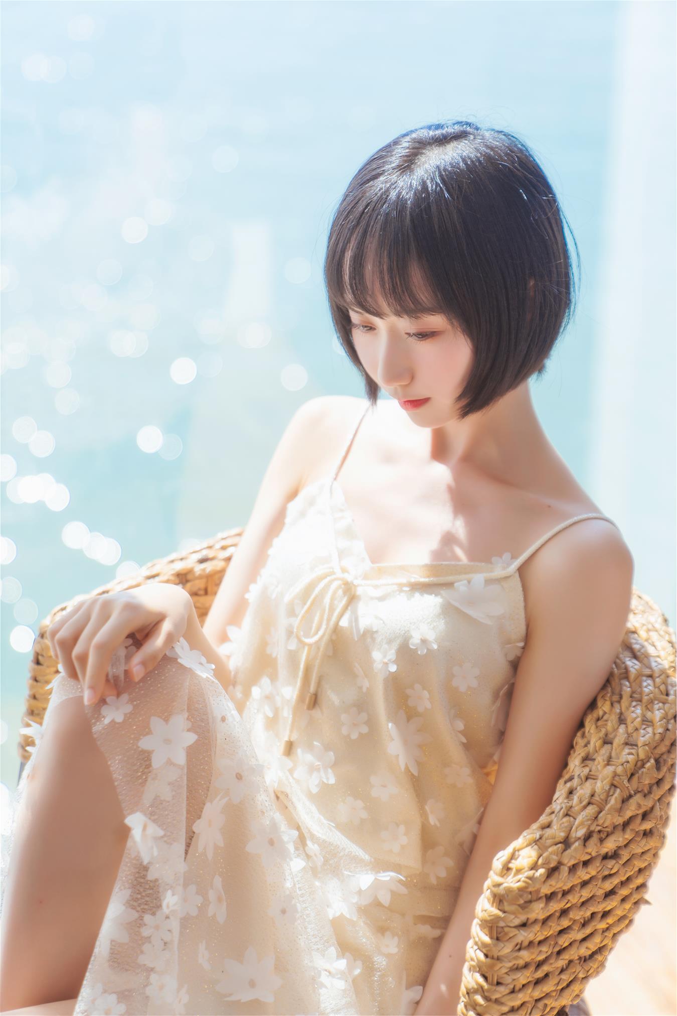 木绵绵OwO 暖冬的海 米色裙子 [22P-391MB]