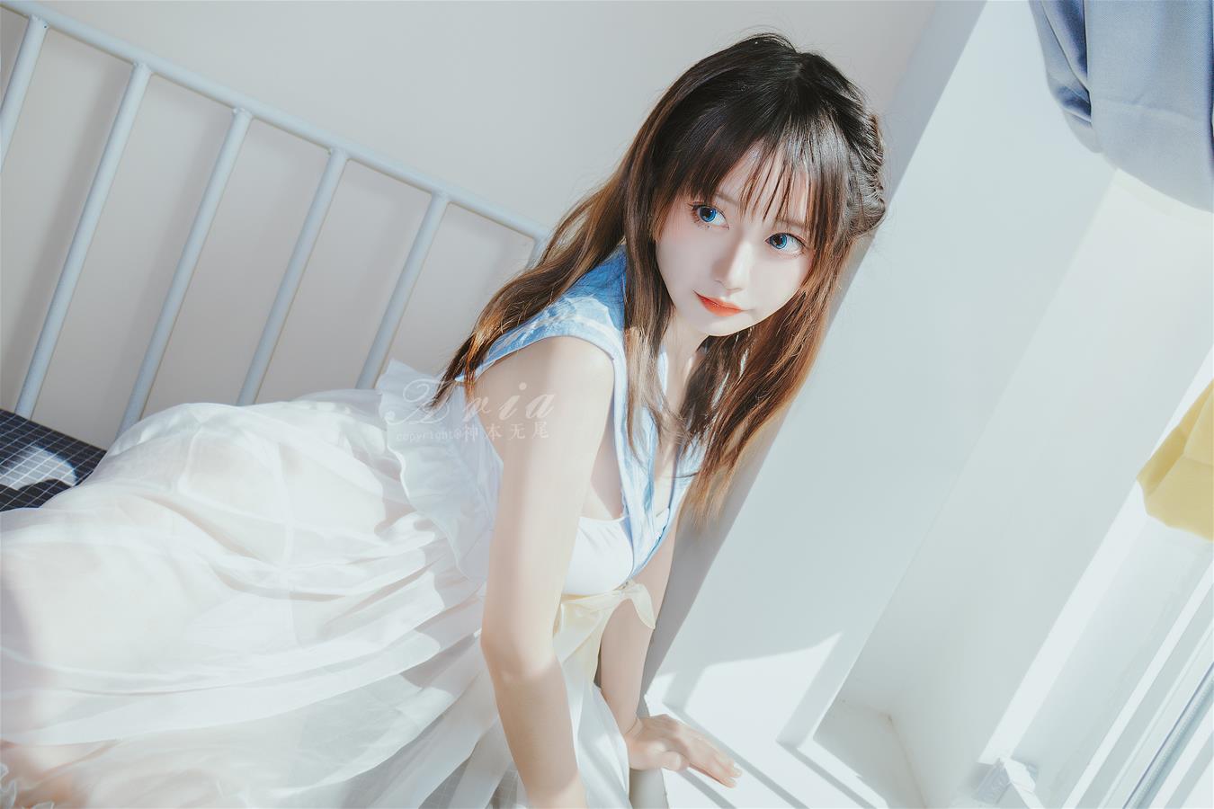 神本无尾 蓝色睡裙 [16P-69MB]