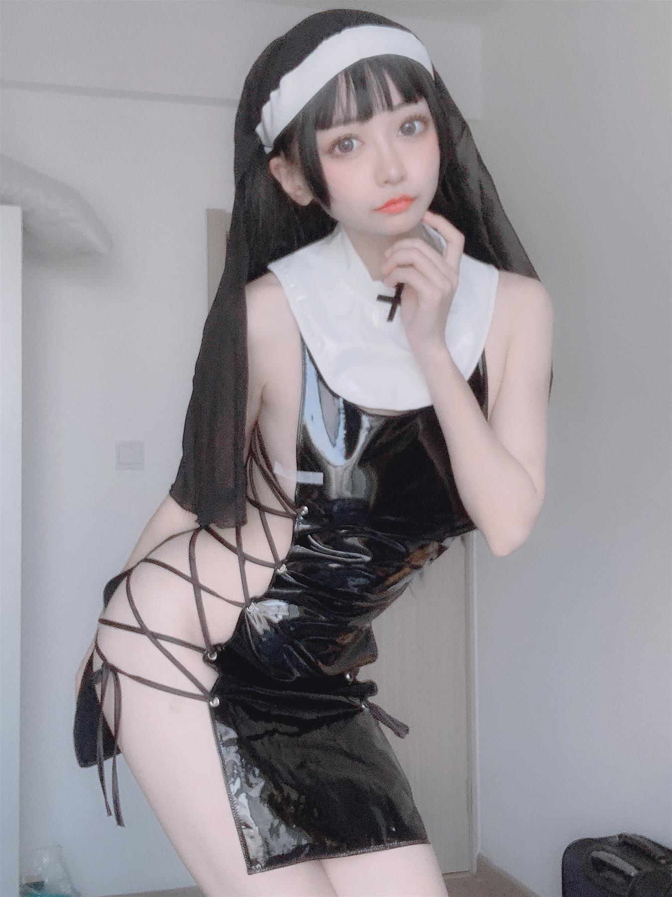 神本无尾 修女 [17P-59MB]