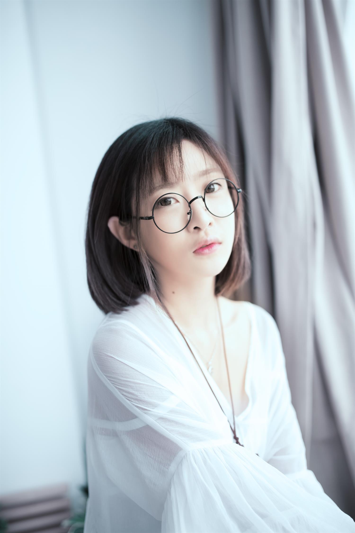 王羽杉Barbieshy 白裙 [8P-6MB]