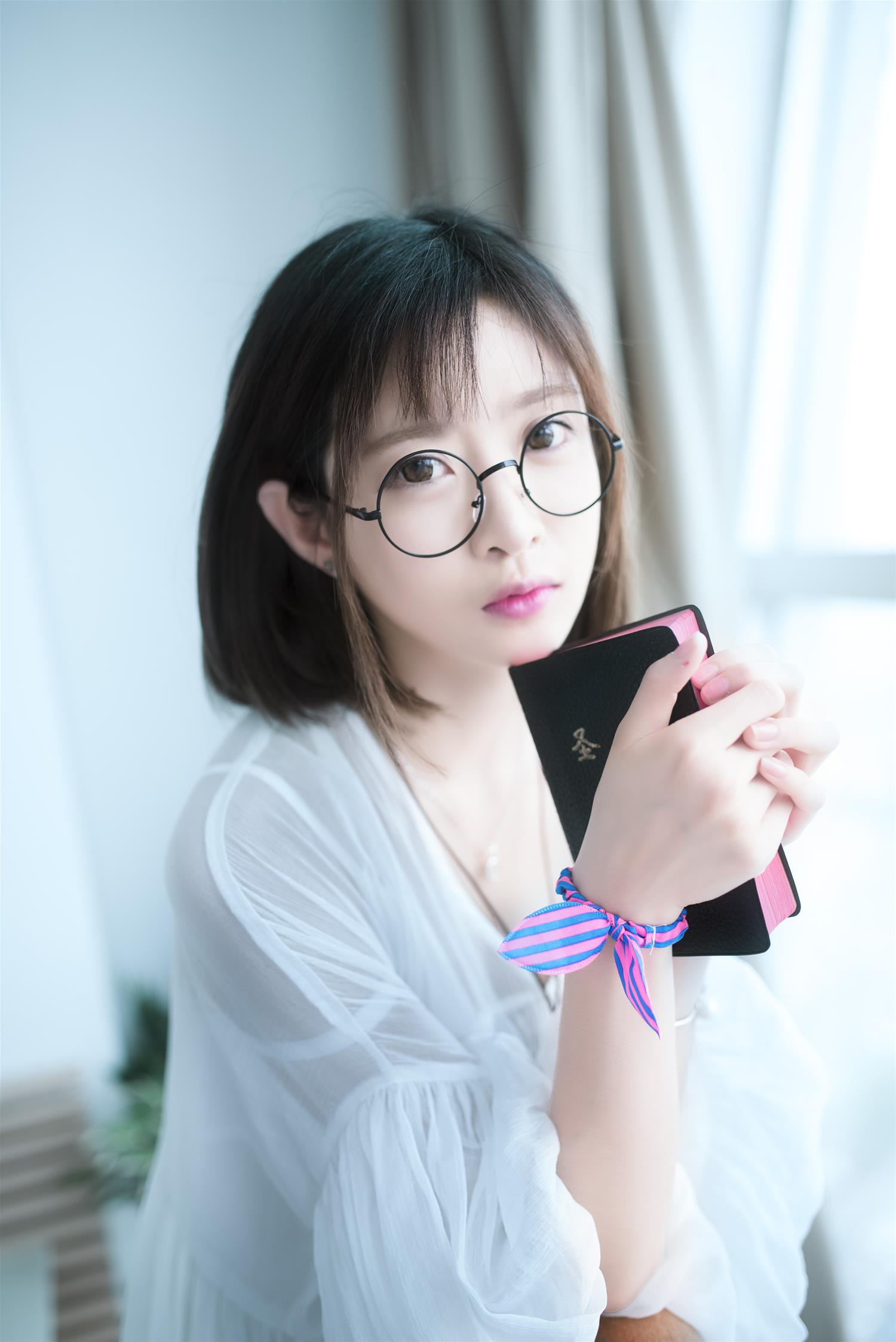 王羽杉Barbieshy 白裙 [8P-6MB]