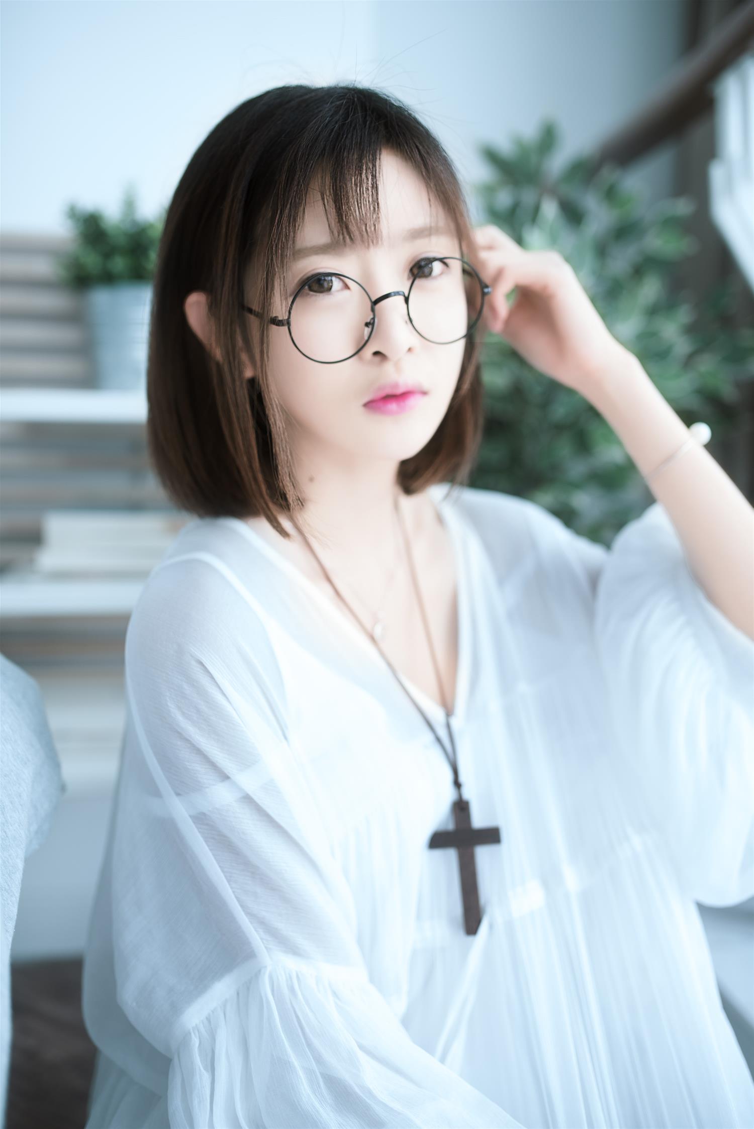 王羽杉Barbieshy 白裙 [8P-6MB]