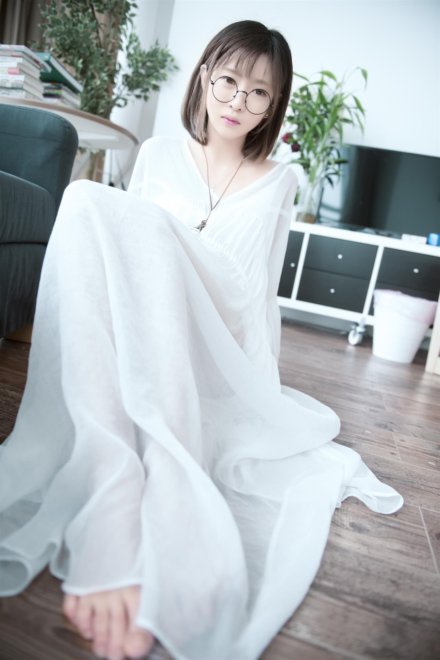 王羽杉Barbieshy 白裙 [8P-6MB]