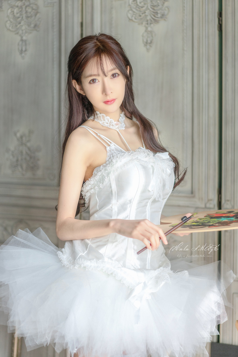 王羽杉Barbieshy 白色吊带裙 [24P-4MB]