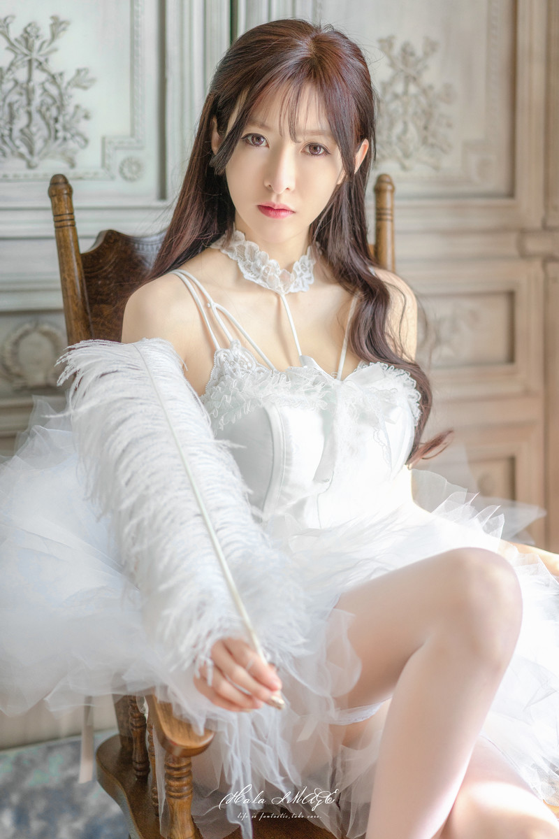 王羽杉Barbieshy 白色吊带裙 [24P-4MB]