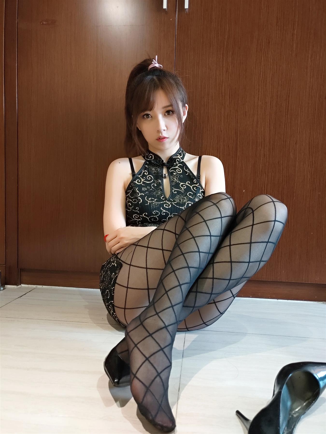 小女巫露娜 金丝旗袍网袜 [33P-69MB]