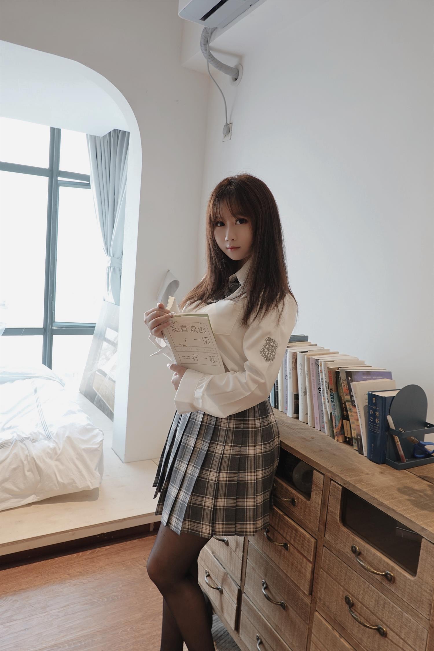 是依酱吖 jk制服 [16P-38MB]