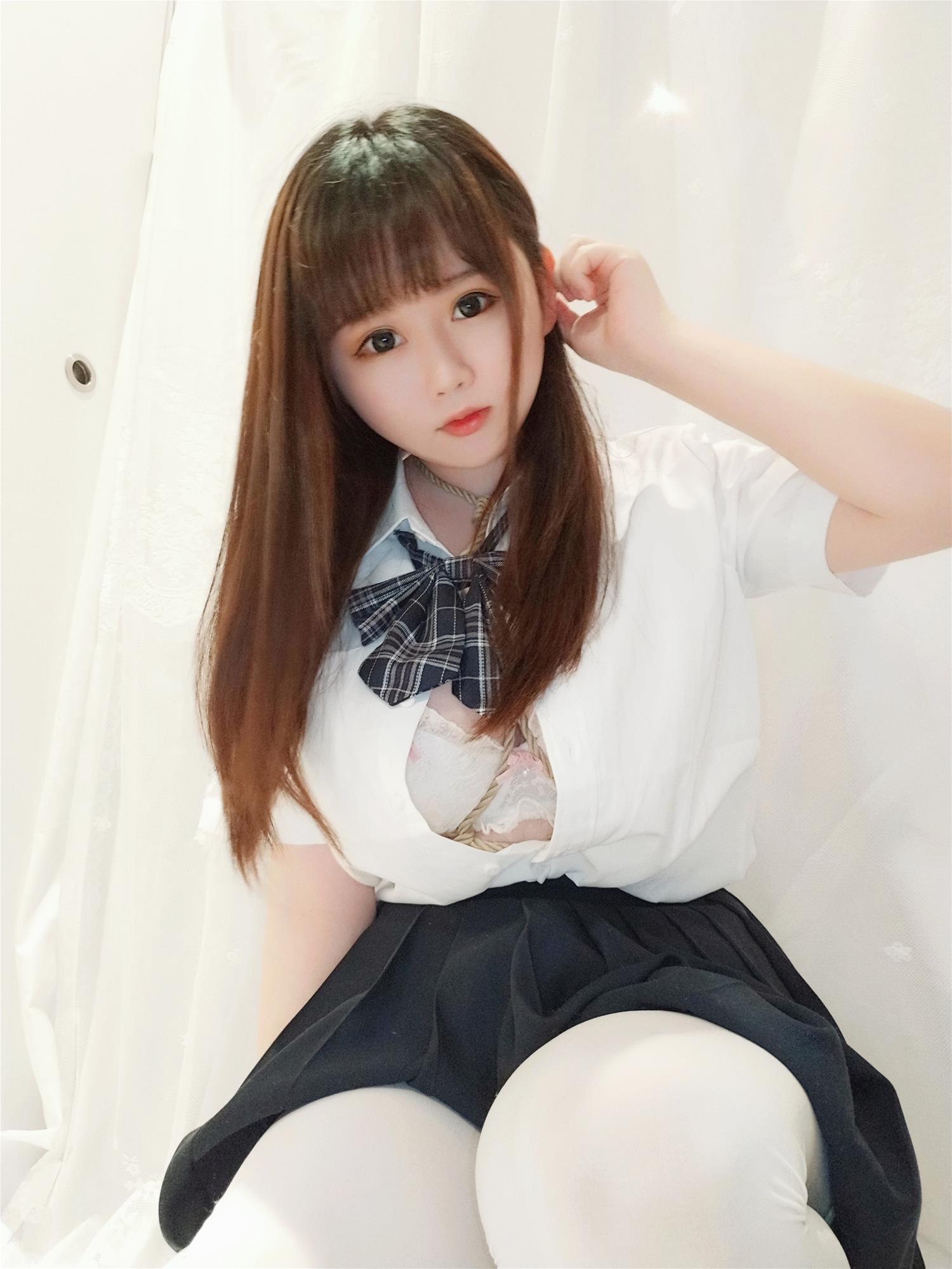 是依酱吖 裙底的秘密 [30P-70MB]