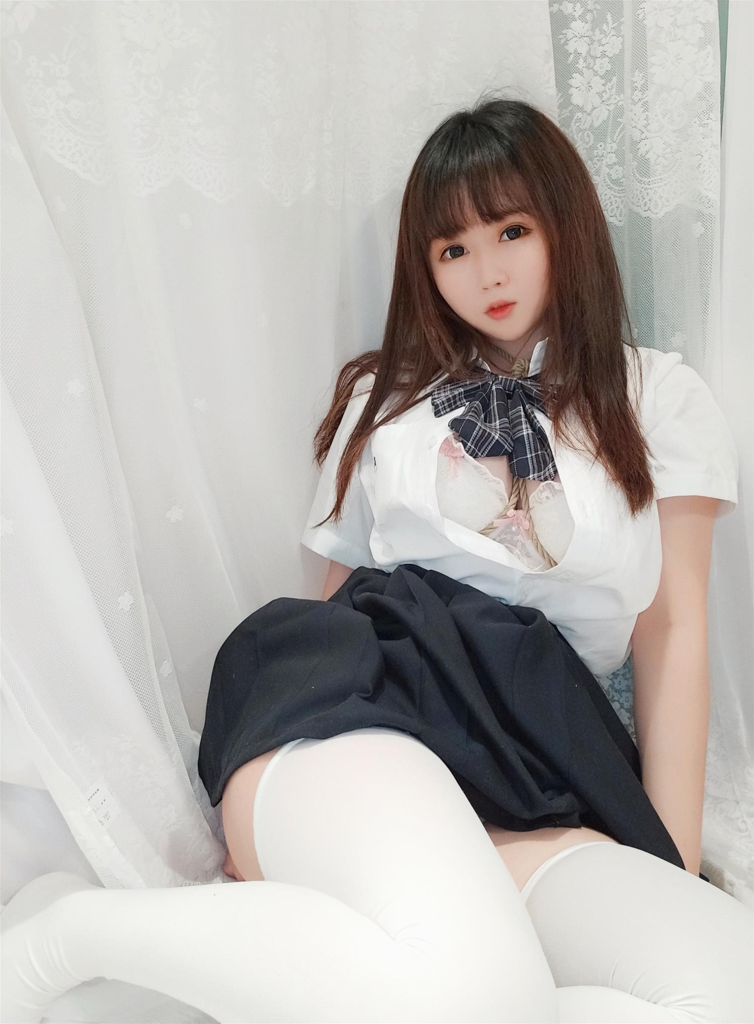 是依酱吖 裙底的秘密 [30P-70MB]