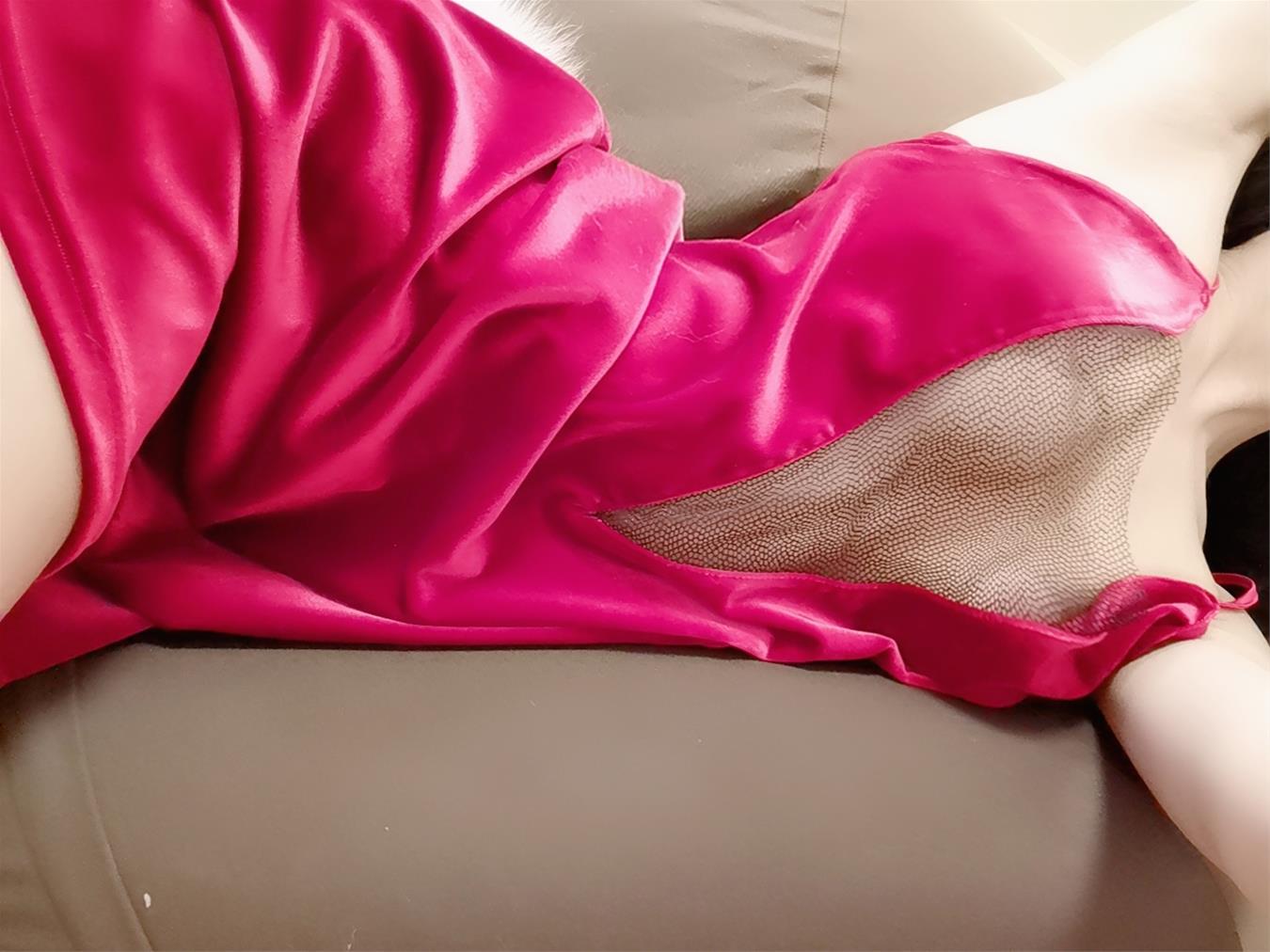 三度_69 酒红睡裙自拍 [9P-7MB]