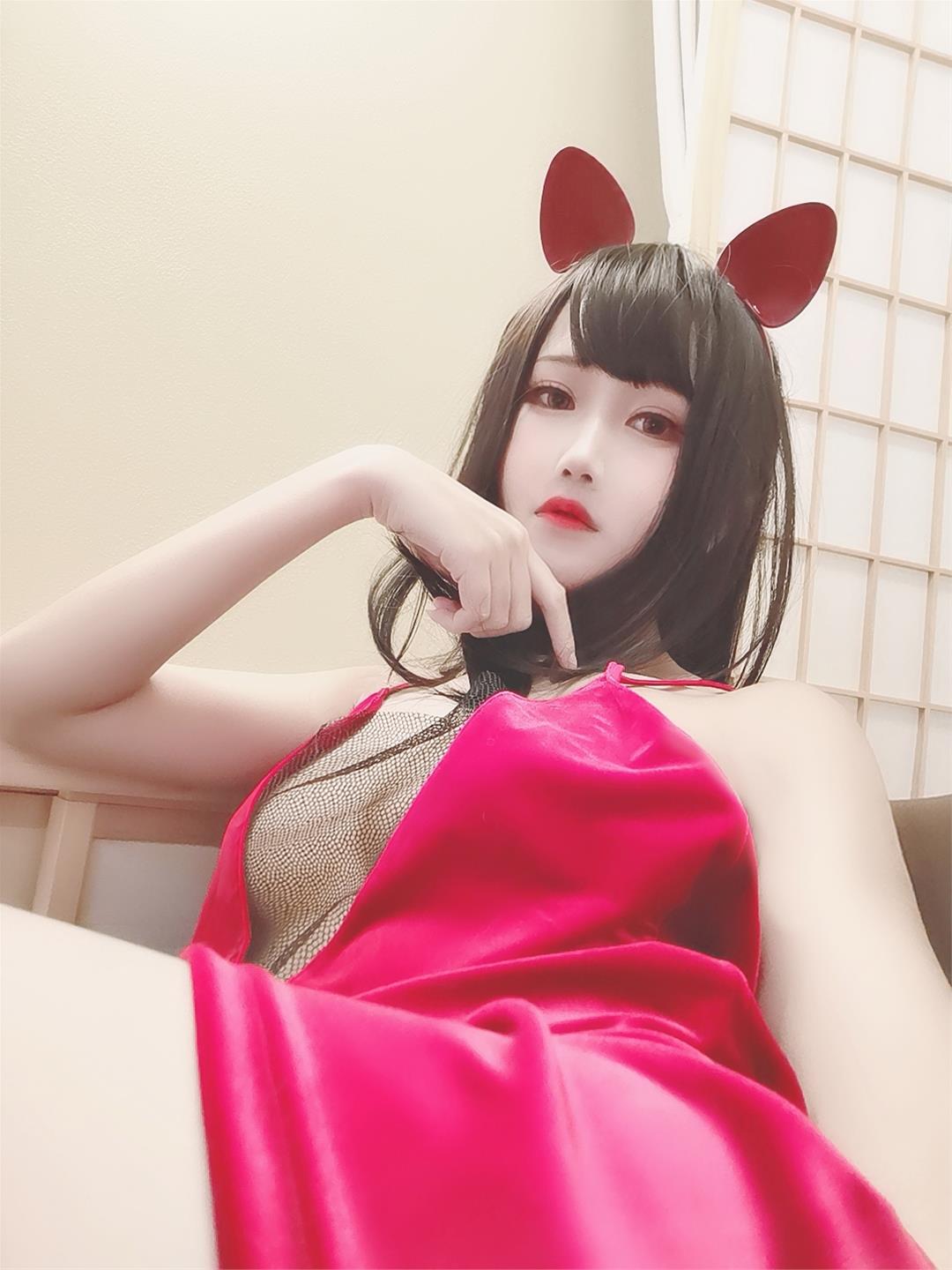 三度_69 酒红睡裙自拍 [9P-7MB]