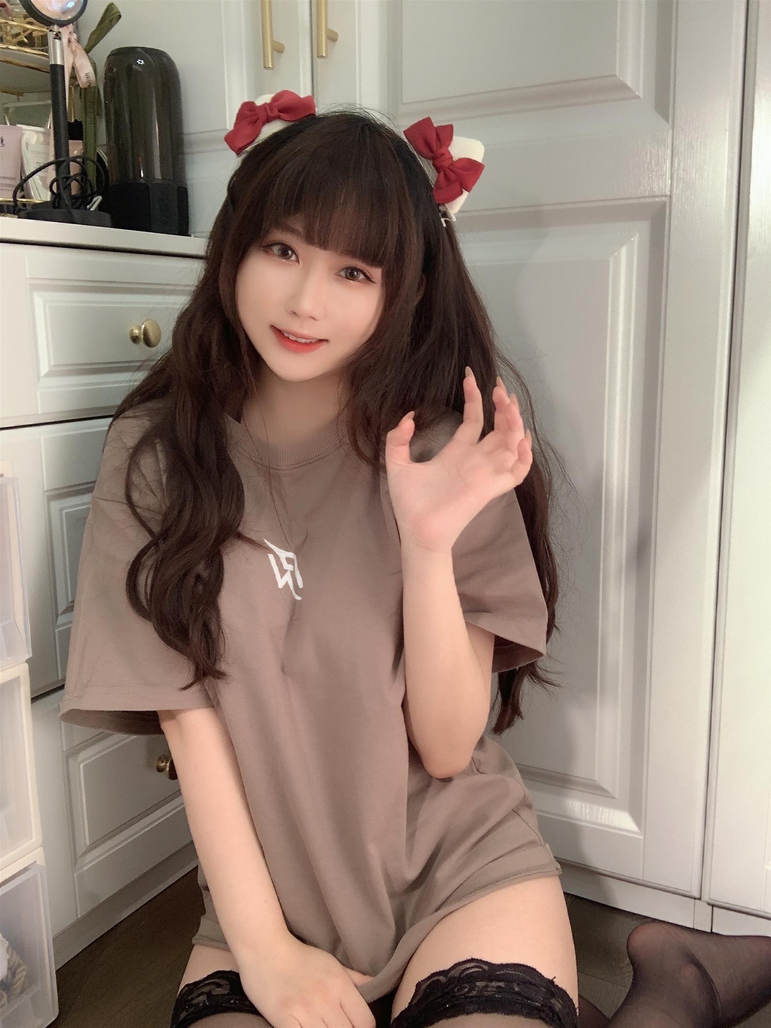 是依酱吖 T恤底下 [31P2V-84MB]