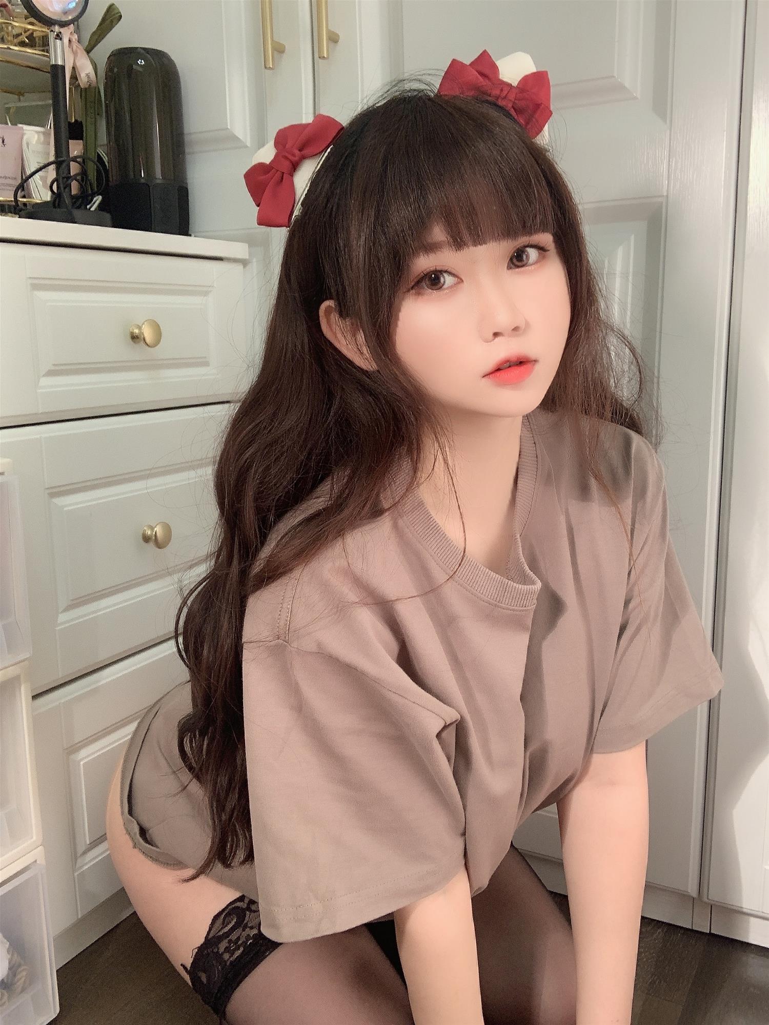 是依酱吖 T恤底下 [31P2V-84MB]