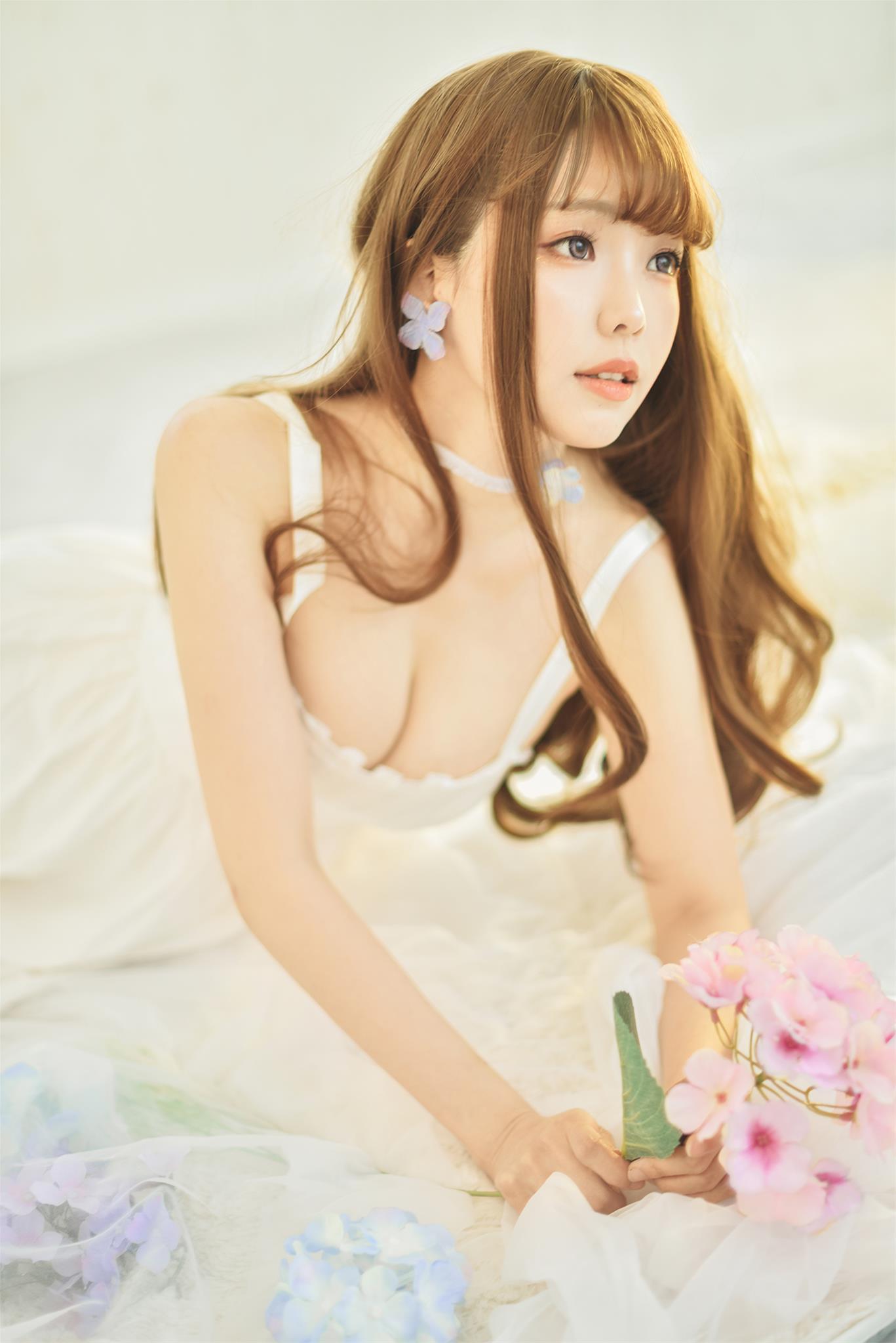 ElyEE子 White Dress [22P-27MB]