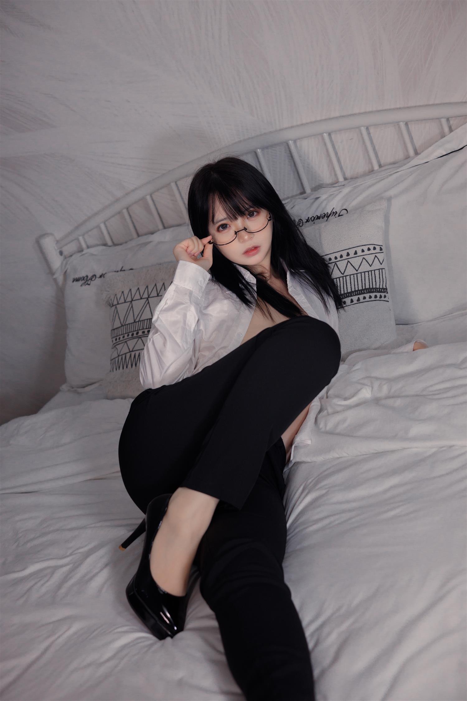 【更新资源】疯猫ss 长裤OL [40P-662MB]