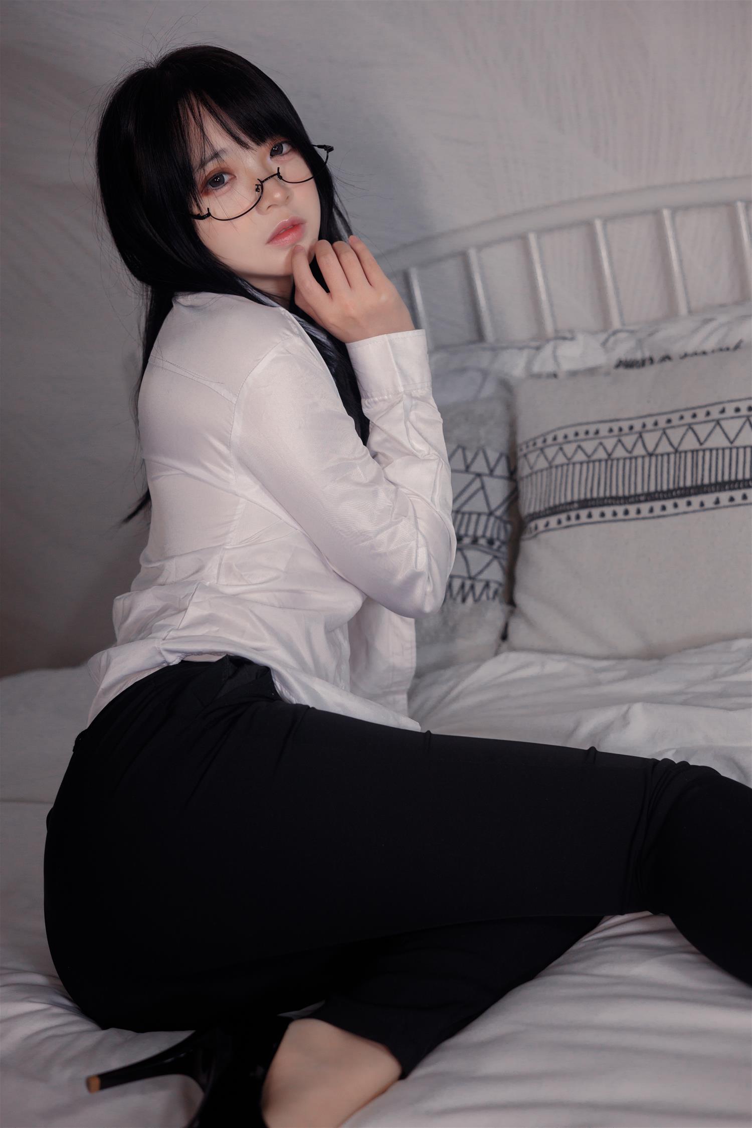 【更新资源】疯猫ss 长裤OL [40P-662MB]