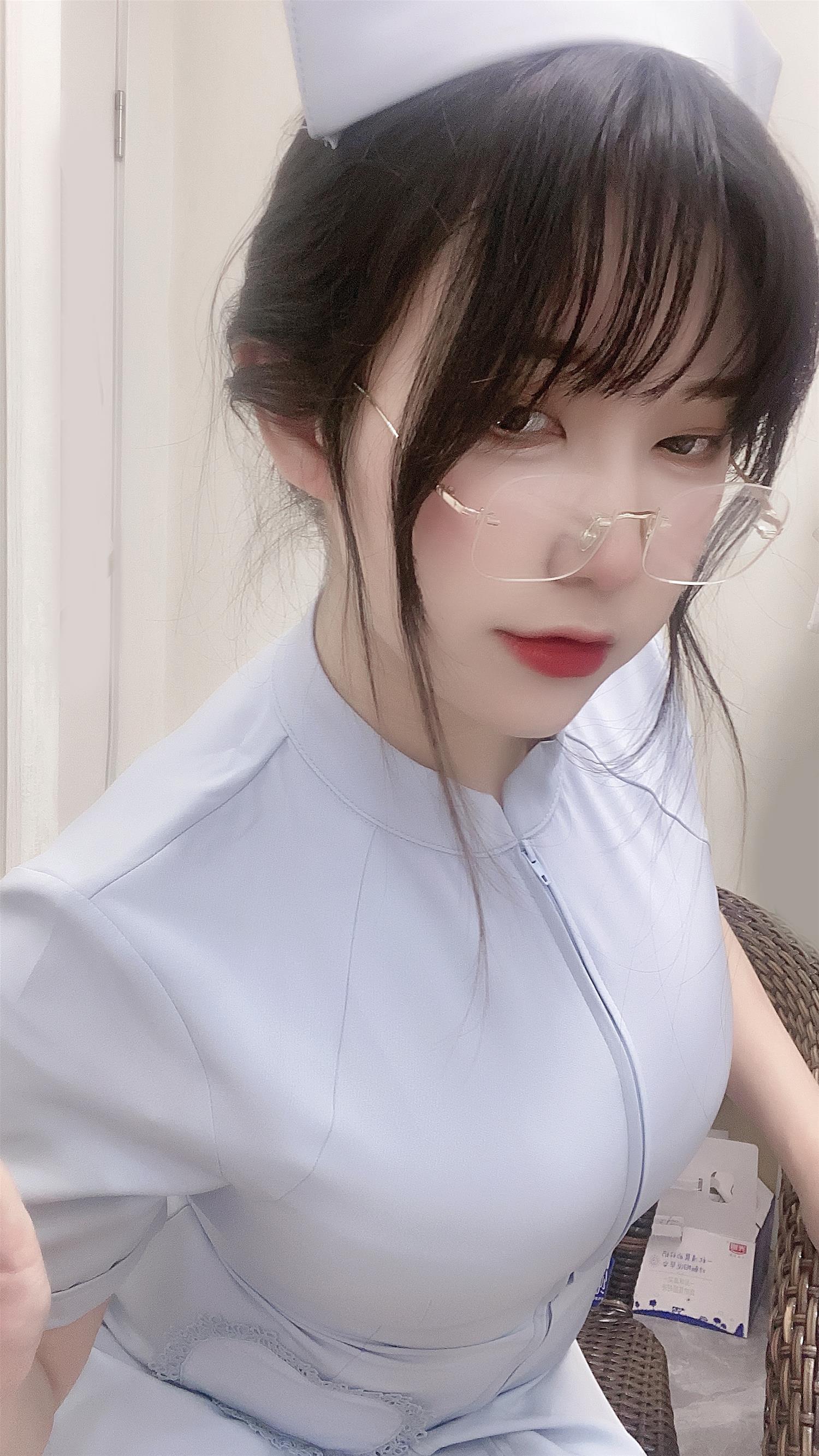 棕桠阿狗崽 七三蓝护士 [16P-80MB]