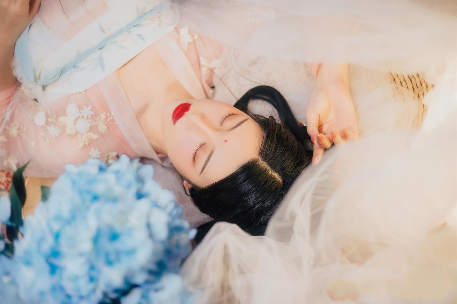 九疑 东风夜放花千树，更吹落，星如雨 [20P-196MB]