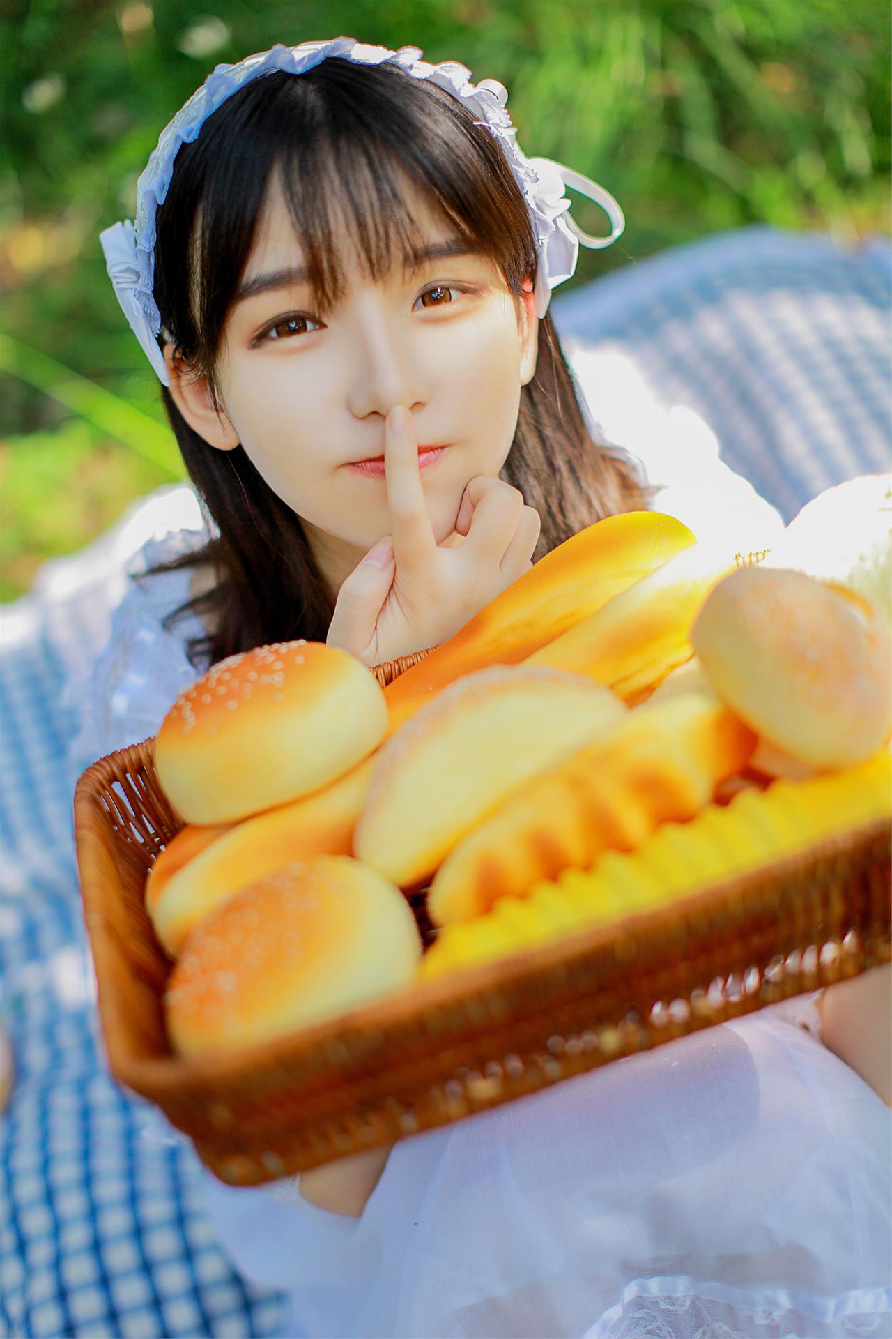 赵小臭 郊游 [18P-19MB]