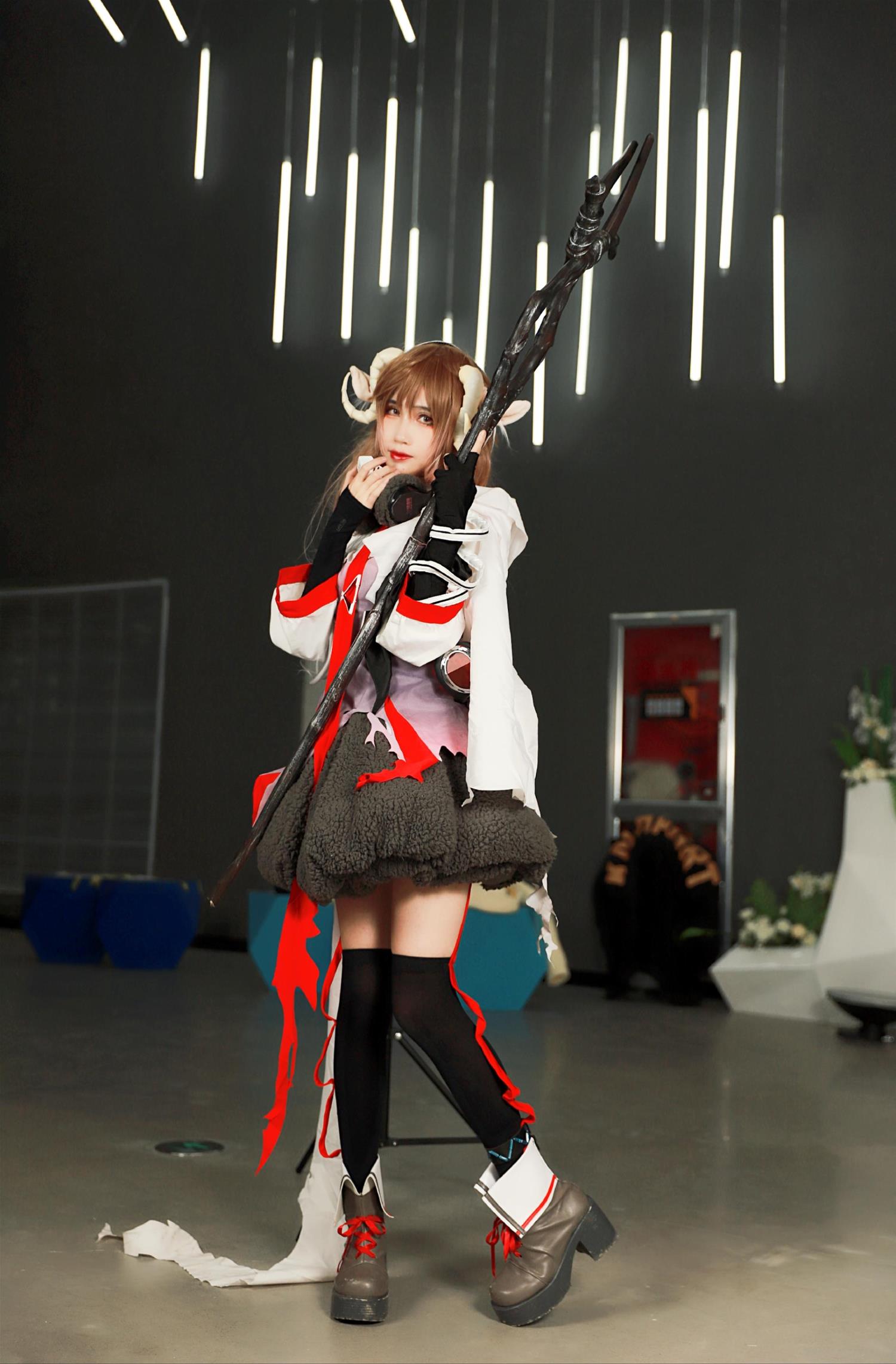 妖君白研 明日方舟COS漫展艾雅法拉场照 [5P-9MB]