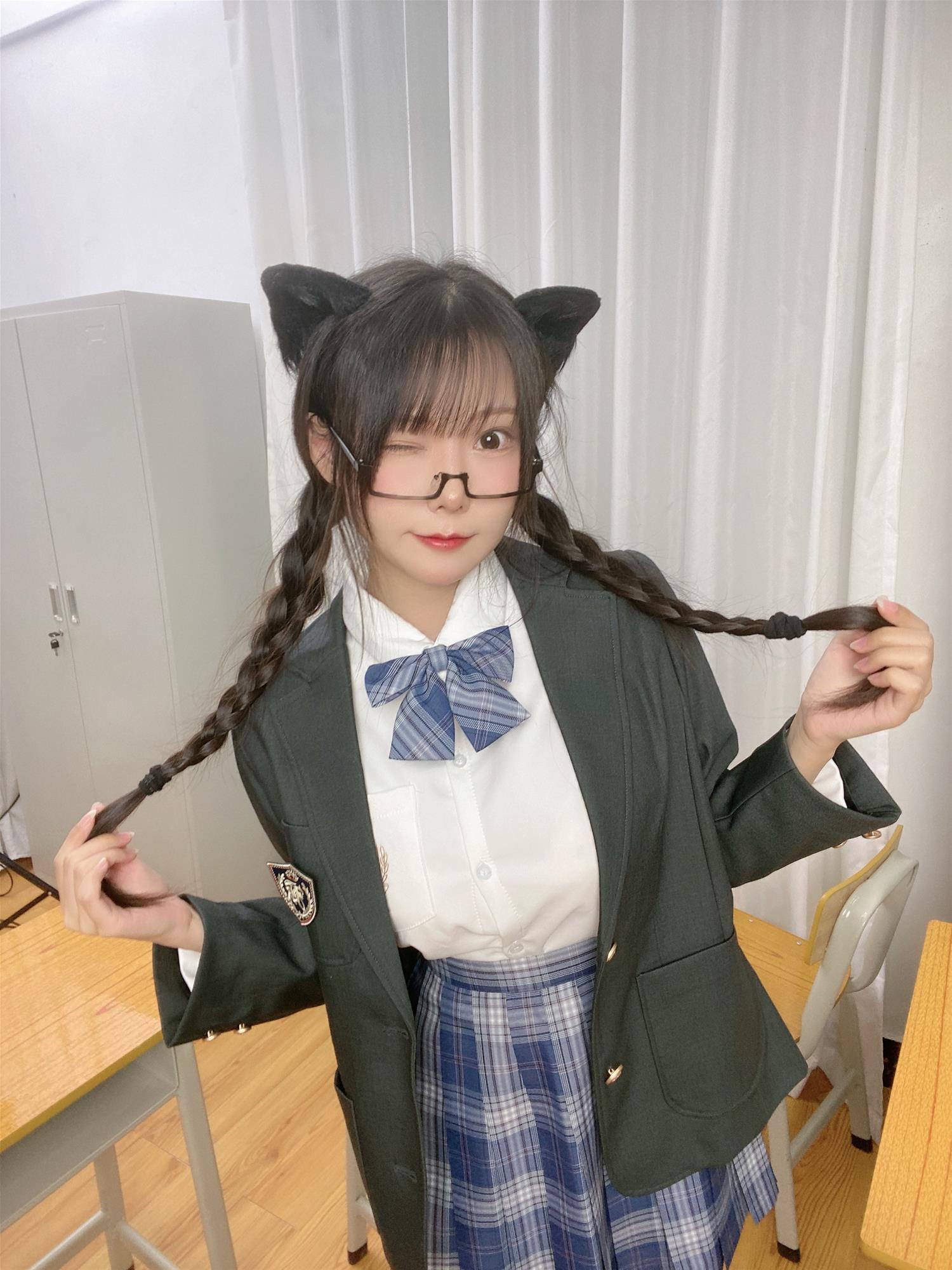 香草喵露露 小露乱撞 jk制服自拍 [39P1V-617MB]