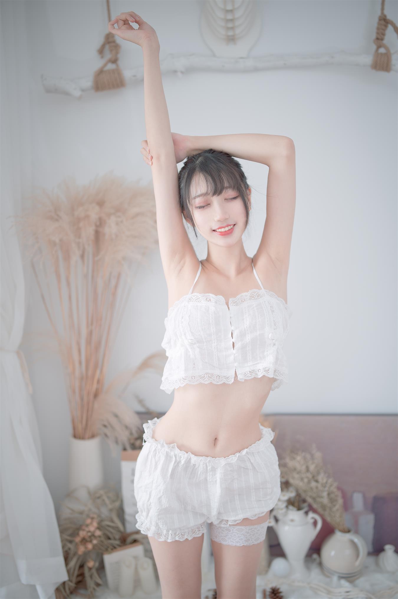 周叽是可爱兔兔 白色睡衣 [23P-196MB]