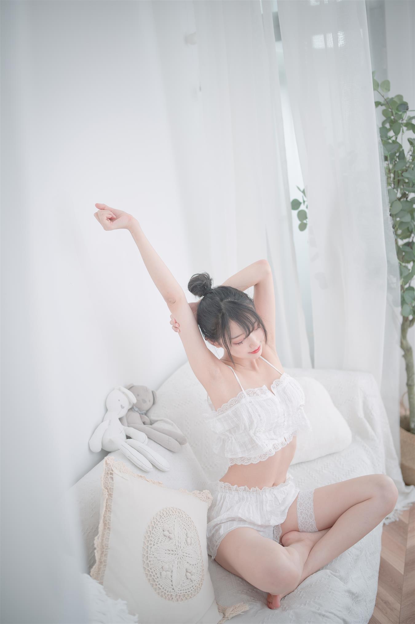 周叽是可爱兔兔 白色睡衣 [23P-196MB]