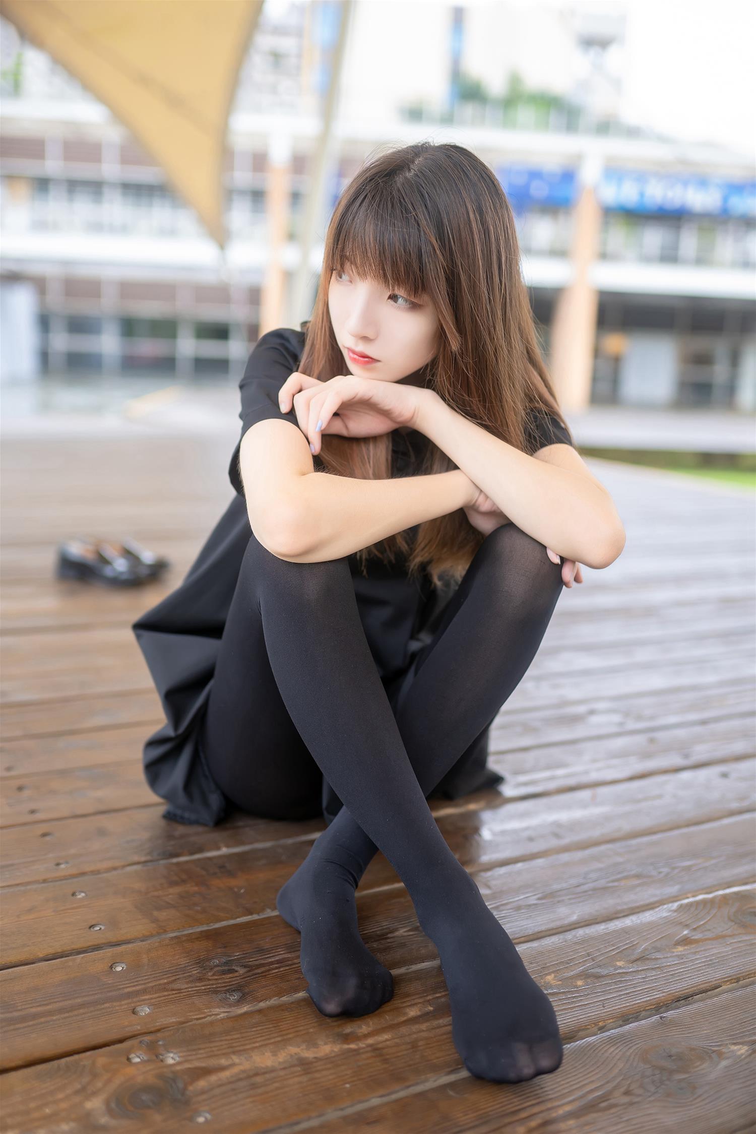 祖木子 户外黑丝长腿 [41P-221MB]