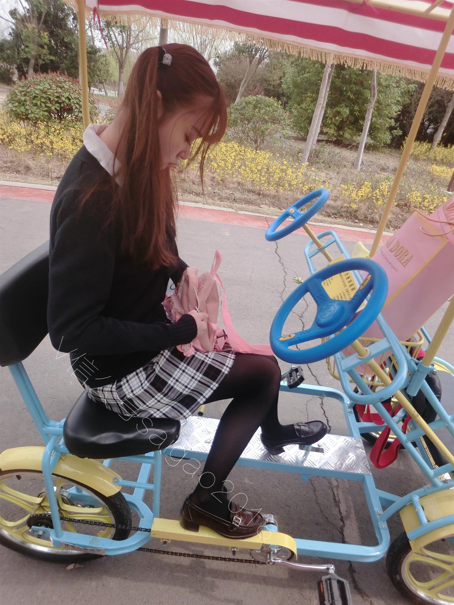 小学生赛高 2019 单身节：美少女户外黑丝 [59P2V-175MB]