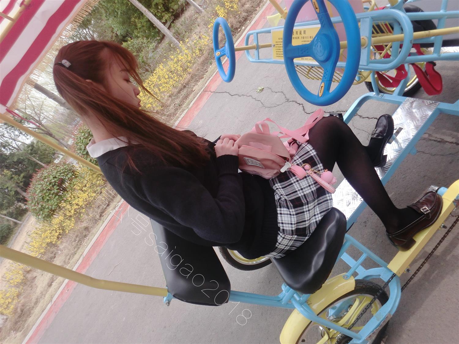 小学生赛高 2019 单身节：美少女户外黑丝 [59P2V-175MB]