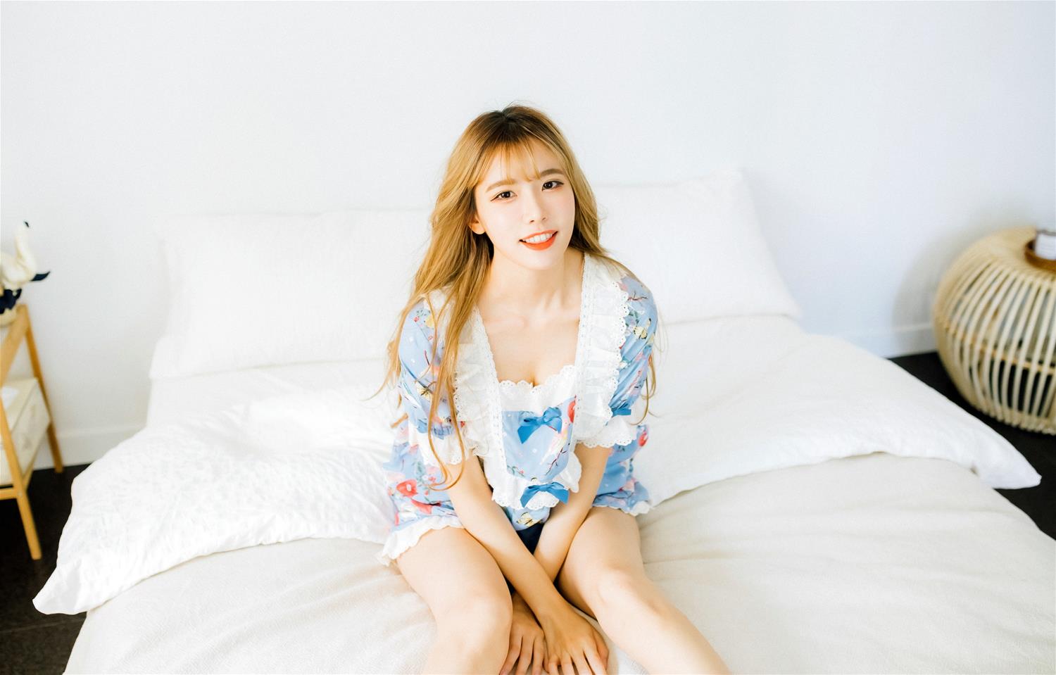 Ahrin Moon Night Snap Guerinnarae Hotel Vol.1 [60P-195MB]