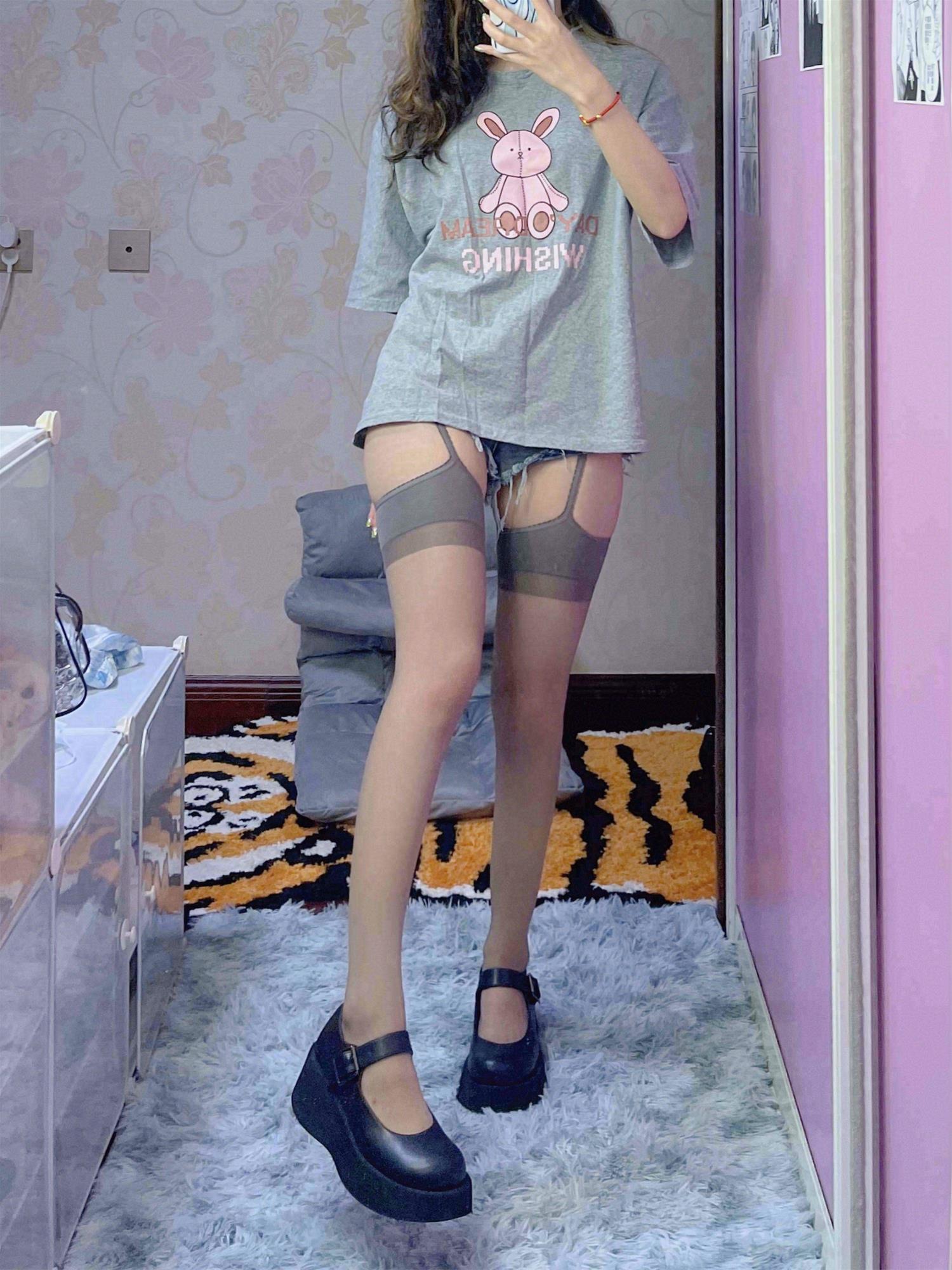 Kettoe 灰丝吊带裤 [23P-96MB]